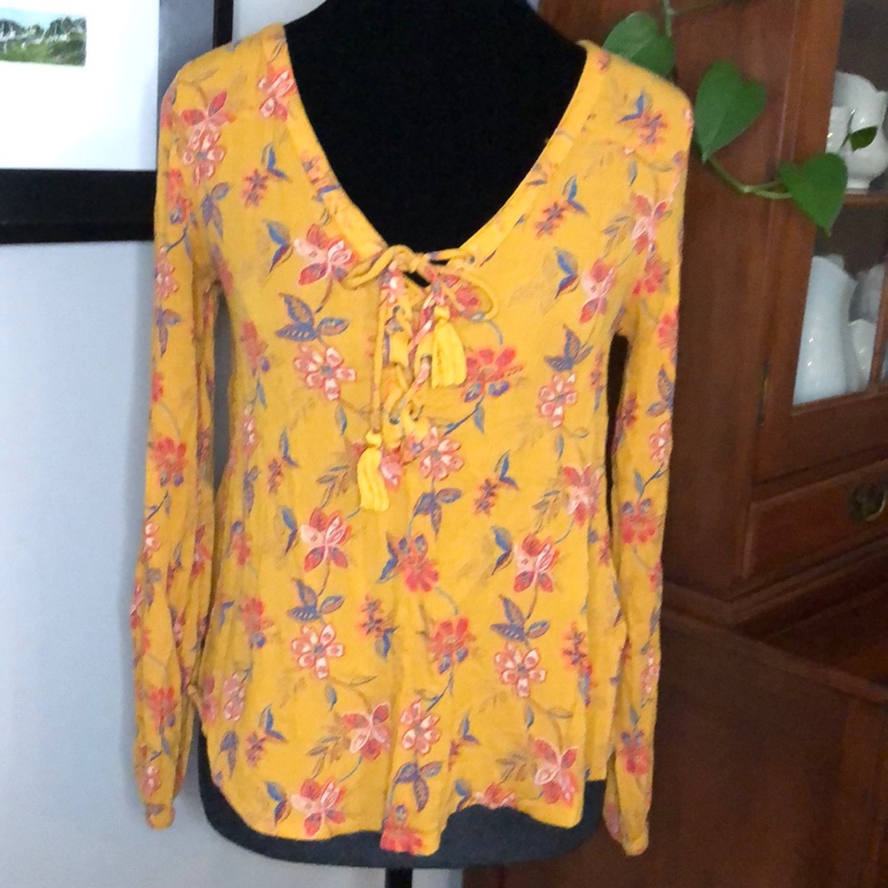 Hollister Boho Top Size Medium Long Sleeves Lace-up Front Crinkle fabric